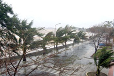 Đồ Sơn: Biển động mạnh, ngập toàn thị xã