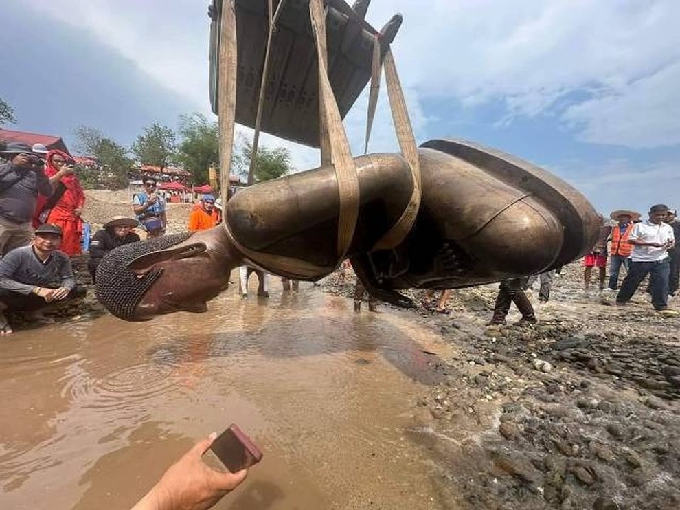 Khai quật pho tượng Phật niên đại 1.000 năm tuổi dưới lòng sông Mekong - 2