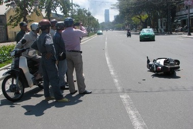 Taxi tông xe máy điện, 2 học sinh chấn thương nặng