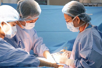 Thai phụ nguy kịch vì tiền sản giật, bác sĩ chạy đua cứu mẹ và con