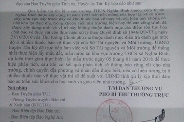 Lấy mẫu đất và nước tại trường học nghi nhiễm thuốc trừ sâu để phân tích