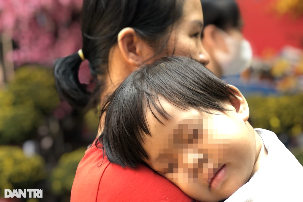Người mẹ cạn tiền, ôm con gái 2 tuổi lên xe buýt đi cấp cứu ngày cận Tết - 1 Người mẹ cạn tiền, ôm con gái 2 tuổi lên xe buýt đi cấp cứu ngày cận Tết - 1