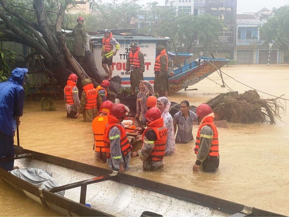 Bạn đọc Dân trí mong muốn chung tay ủng hộ đồng bào miền Trung - 2 Bạn đọc Dân trí mong muốn chung tay ủng hộ đồng bào miền Trung - 2