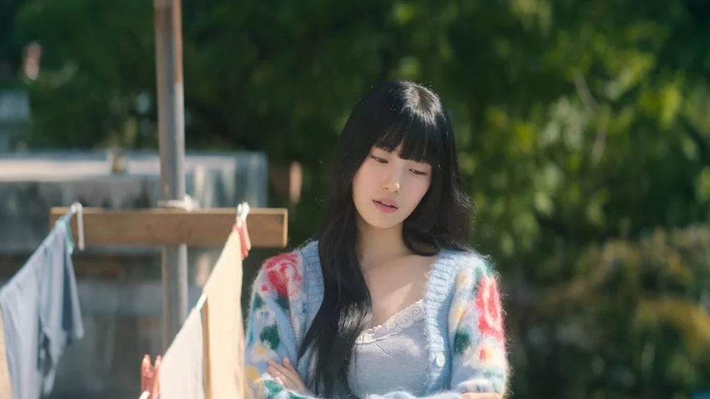 Suzy ăn mặc vừa gợi cảm, vừa cá tính trong phim Doona - 11 Suzy ăn mặc vừa gợi cảm, vừa cá tính trong phim Doona - 11