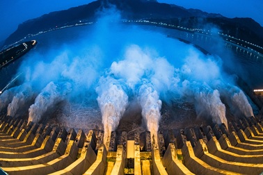 Trung Quốc “gồng mình” chờ đỉnh lũ thứ 3 trên sông Dương Tử