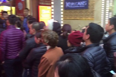 Có ý định mua vàng ngày Thần Tài, nhưng khi dạo qua hàng Bạc thấy cảnh đông đúc chật trội, rồi vòng qua Trần Nhân Tông thấy cảnh xếp hàng dài dằng dặc khiến không ít người nản lòng.