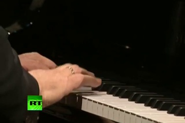 Tổng thống Nga Vladimir Putin hát tại sự kiện gây quỹ từ thiện