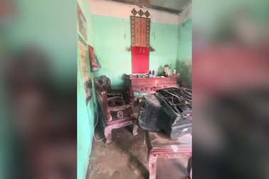 Cụ ông ở Quảng Ninh òa khóc nức nở khi nhận quà cứu trợ sau bão lũ