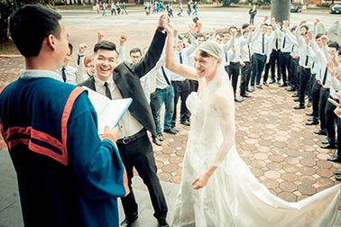 Cười "té ghế" với ảnh kỉ yếu theo phong cách đám cưới của SV