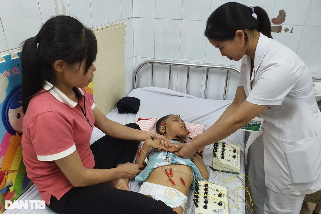 8 năm, ngày nào người mẹ cũng ngóng tiếng con gọi mẹ ơi!... - 1 8 năm, ngày nào người mẹ cũng ngóng tiếng con gọi mẹ ơi!... - 1