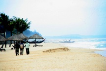 Dầu vón cục tấp vào bờ biển Thừa Thiên - Huế