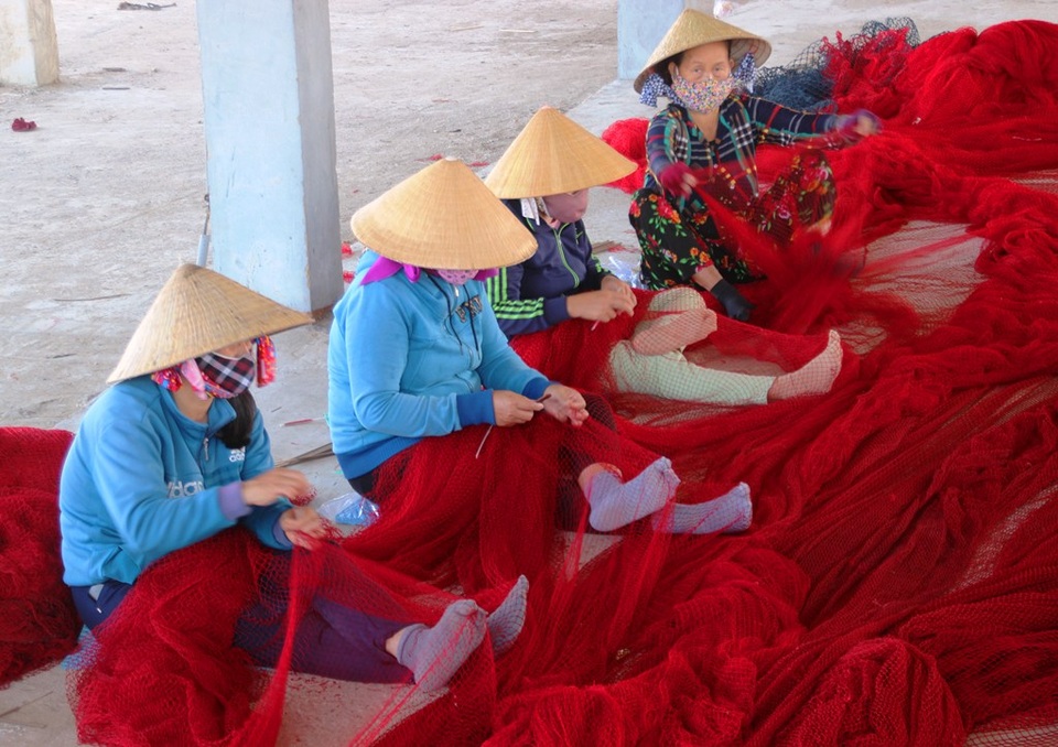 Những phụ nữ hành nghề vá lưới thuê ở mũi biển Đề Gi - 3 Những phụ nữ hành nghề vá lưới thuê ở mũi biển Đề Gi - 3
