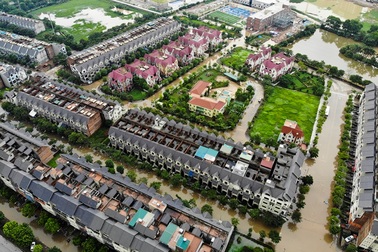 Biển nước "bao vây" khu biệt thự triệu đô ở Hà Nội