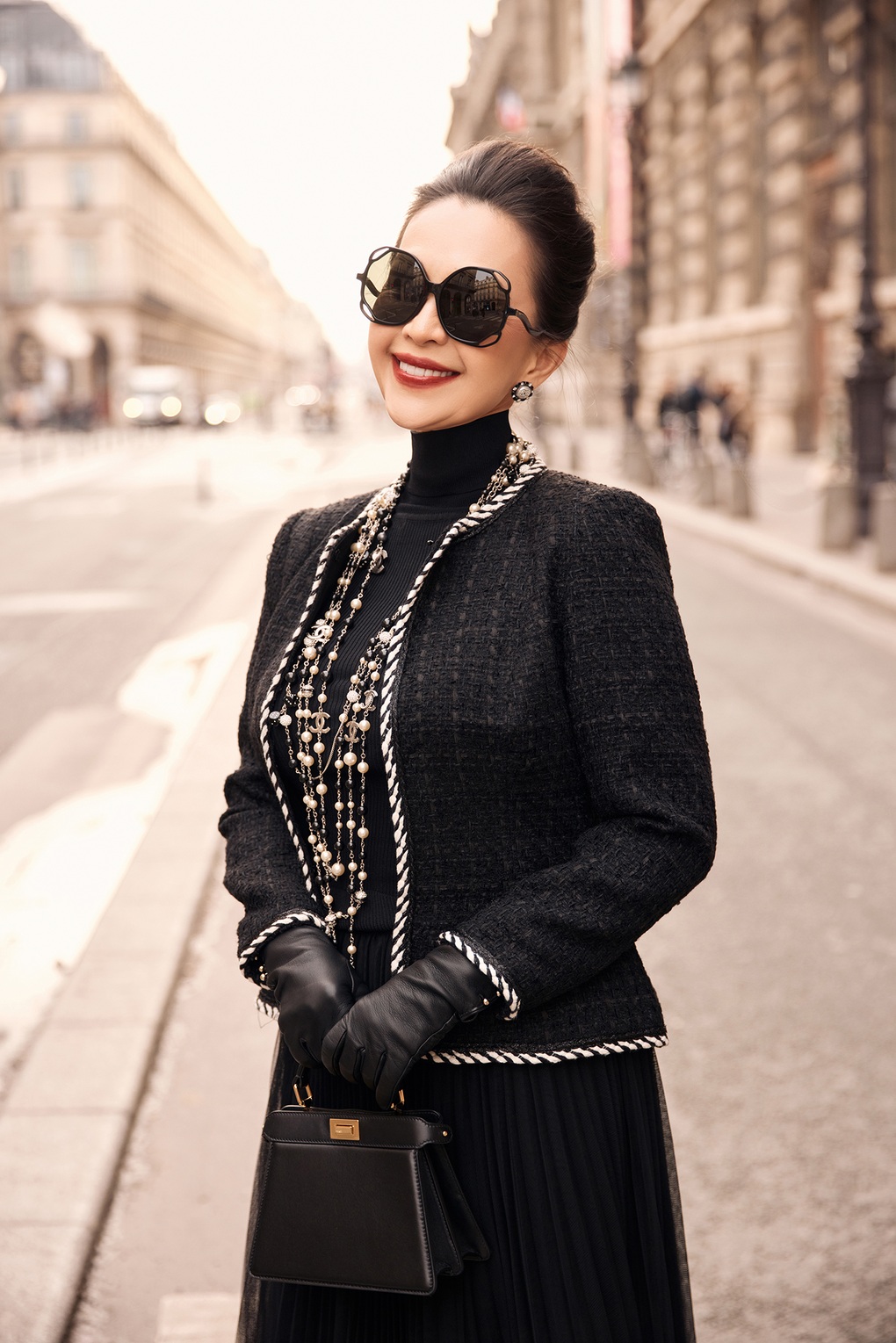 Tuổi 60 của nữ hoàng ảnh lịch Diễm My: Dát hàng hiệu dạo chơi Paris - 1 Tuổi 60 của nữ hoàng ảnh lịch Diễm My: Dát hàng hiệu dạo chơi Paris - 1