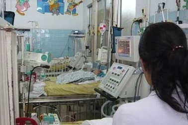 Oái oăm trẻ nghịch dại: Nhét bi vào mũi, nhét giấy vào tai 