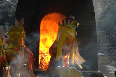 Đua nhau đốt ngựa giấy "khủng" xin lộc tại ngôi đền nổi tiếng linh thiêng