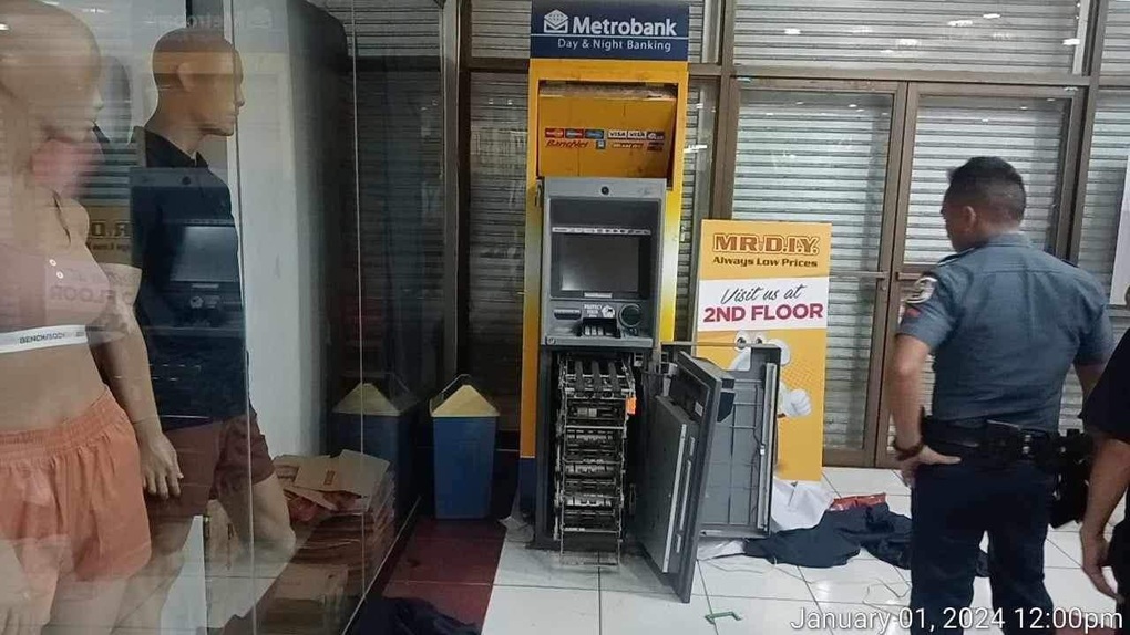 Chui theo đường thoát nước, đào hầm vào trung tâm mua sắm cuỗm núi tiền - 4 Chui theo đường thoát nước, đào hầm vào trung tâm mua sắm cuỗm núi tiền - 4