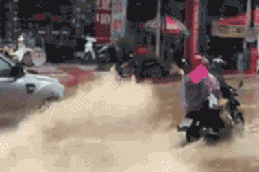 Cô giáo lái xe hơi tạt nước ướt đẫm người đi đường lên tiếng xin lỗi