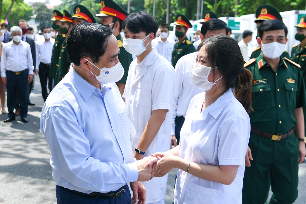 Thủ tướng phát động chiến dịch tiêm chủng vắc xin Covid-19 toàn quốc - 3 Thủ tướng phát động chiến dịch tiêm chủng vắc xin Covid-19 toàn quốc - 3