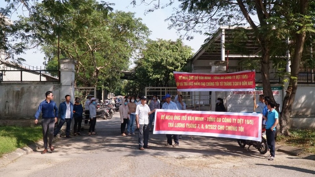 Bị nợ 4 tháng lương, 200 công nhân nghẹn ngào lo mất Tết - 1 Bị nợ 4 tháng lương, 200 công nhân nghẹn ngào lo mất Tết - 1