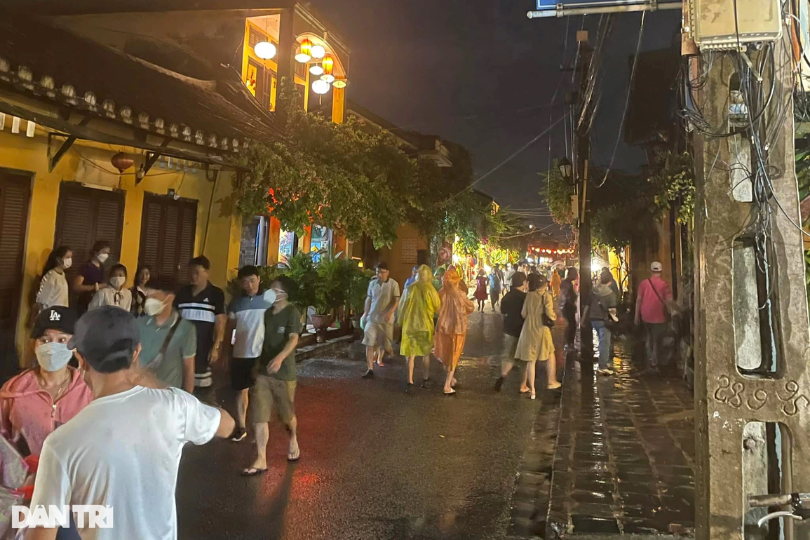 Hàng nghìn du khách đổ về phố cổ Hội An mừng đại lễ Phật đản 2022 - 7 Hàng nghìn du khách đổ về phố cổ Hội An mừng đại lễ Phật đản 2022 - 7