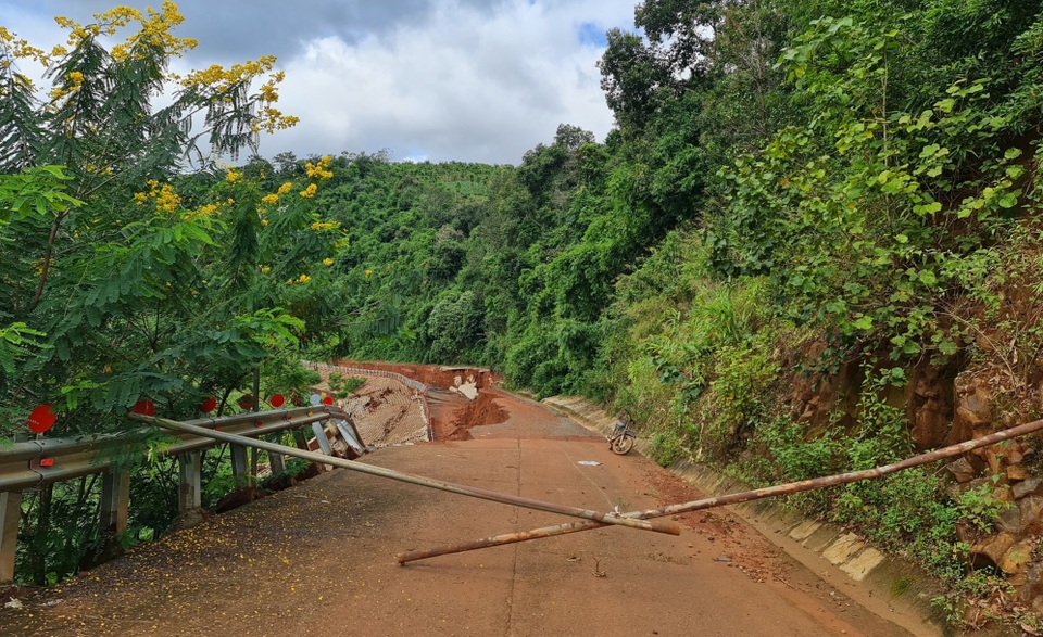 Vừa được UNESCO ghi danh, công trình đường phục vụ gần 27 tỷ đã tan tác - 3 Vừa được UNESCO ghi danh, công trình đường phục vụ gần 27 tỷ đã tan tác - 3