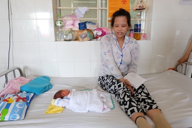 Tài xế taxi đỡ đẻ cho khách ngay trên xe