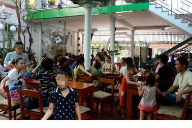 Ngồi cà phê bị trẻ nhỏ đổ nước vào máy tính, có quyền đòi phụ huynh đền?