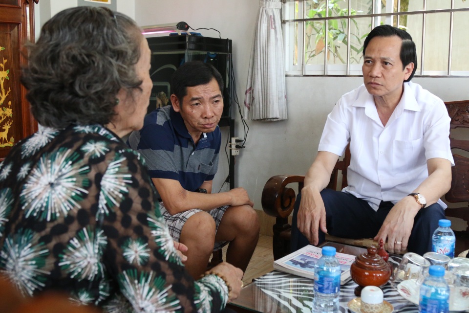 Bộ trưởng Đào Ngọc Dung thăm và tặng quà gia đình chính sách tỉnh Đồng Tháp - 2 Bộ trưởng Đào Ngọc Dung thăm và tặng quà gia đình chính sách tỉnh Đồng Tháp - 2