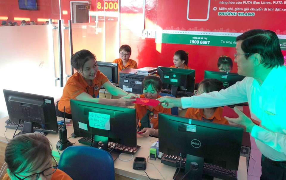 Nguyên Chủ tịch nước Trương Tấn Sang tặng quà tết cho hành khách tại bến xe - 2 Nguyên Chủ tịch nước Trương Tấn Sang tặng quà tết cho hành khách tại bến xe - 2