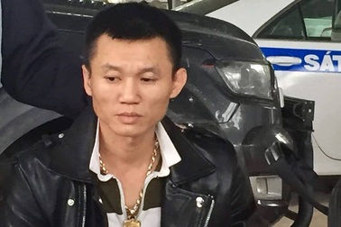 Truy bắt đối tượng vi phạm tốc độ, “lòi” ra súng ngắn, mã tấu và hồng phiến