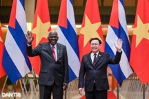 Chủ tịch Quốc hội Vương Đình Huệ nhận Huân chương của Nhà nước Cuba