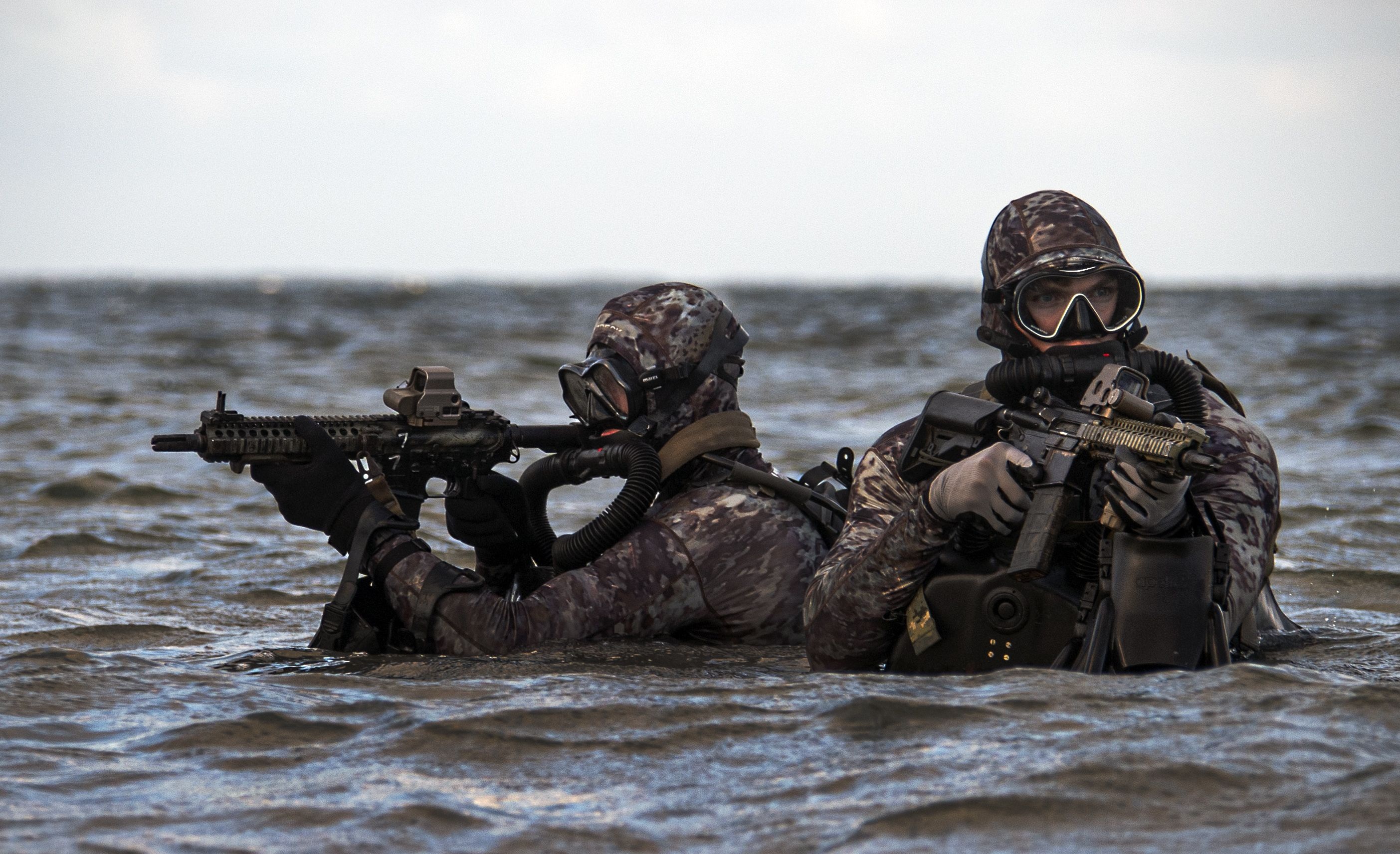 SEAL rutscht aus und fällt vor Somalia ins Meer - 1 Đặc nhiệm SEAL trượt chân ngã xuống biển ngoài khơi Somalia - 1
