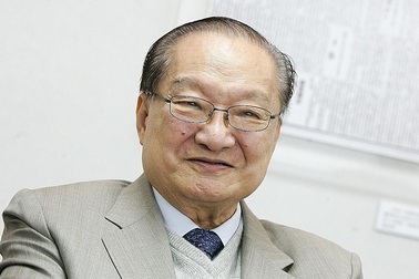 “Võ lâm minh chủ” Kim Dung qua đời; nhạc sĩ Khắc Việt xin lỗi vì phát ngôn “căng thẳng”