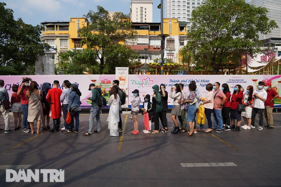 Người Sài Gòn đội nắng, đeo khẩu trang du xuân đường hoa Nguyễn Huệ - 9 Người Sài Gòn đội nắng, đeo khẩu trang du xuân đường hoa Nguyễn Huệ - 9
