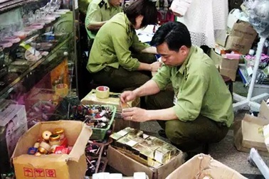 Triệt phá vụ vận chuyển trái phép quặng ti tan qua biên giới và thực phẩm chức năng giả