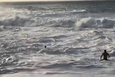 Nhân viên cứu hộ phản ứng cực nhanh cứu cô gái bị sóng biển cuốn trôi