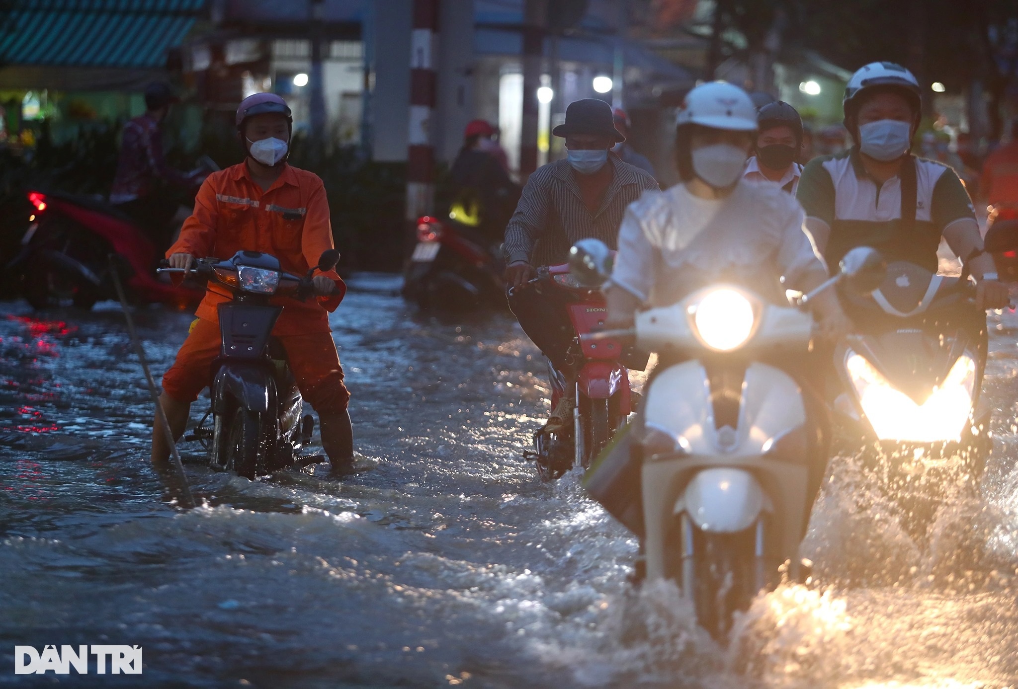 Người dân TPHCM bì bõm trên đường về nhà do triều cường dâng cao - 6 Người dân TPHCM bì bõm trên đường về nhà do triều cường dâng cao - 6