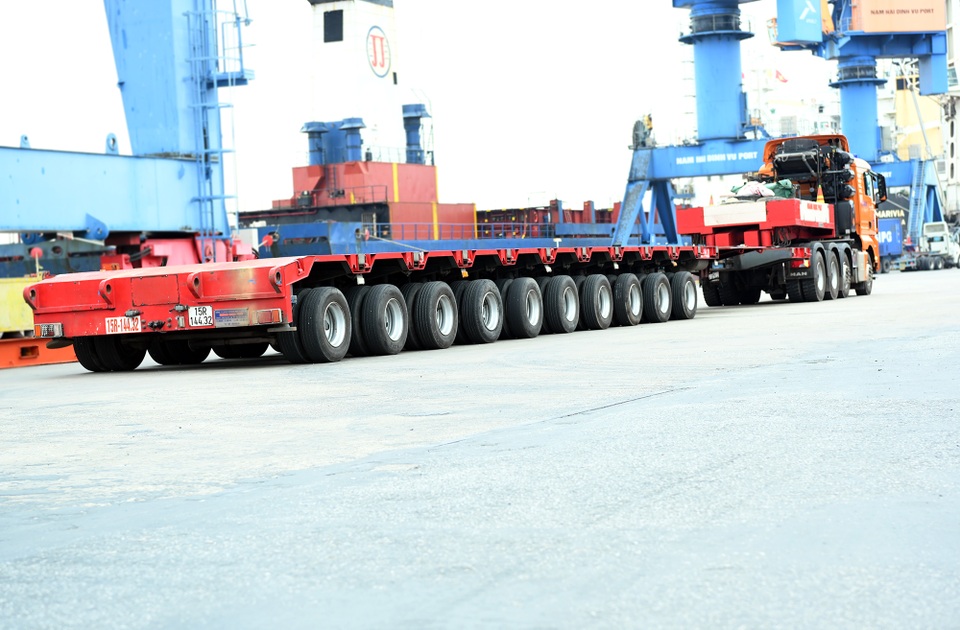 Đoàn xe siêu trường chở tàu đường sắt Nhổn - ga Hà Nội từ Đình Vũ về Hà Nội - 1