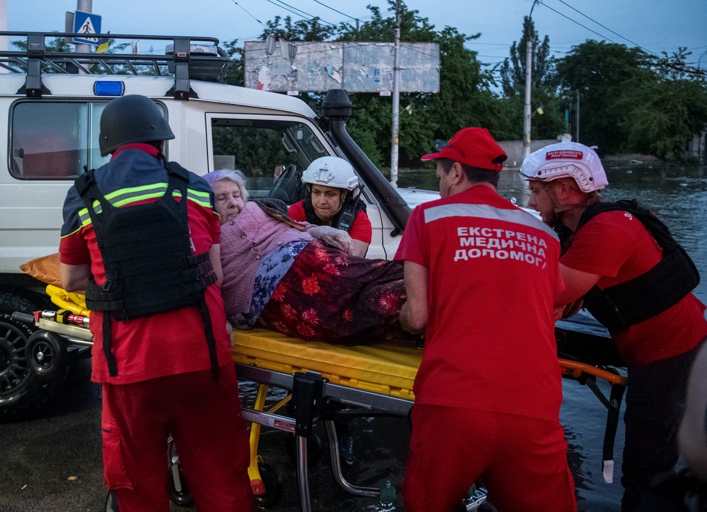 14.000 ngôi nhà ngập trong nước, người Kherson hối hả chạy lũ - 3 14.000 ngôi nhà ngập trong nước, người Kherson hối hả chạy lũ - 3