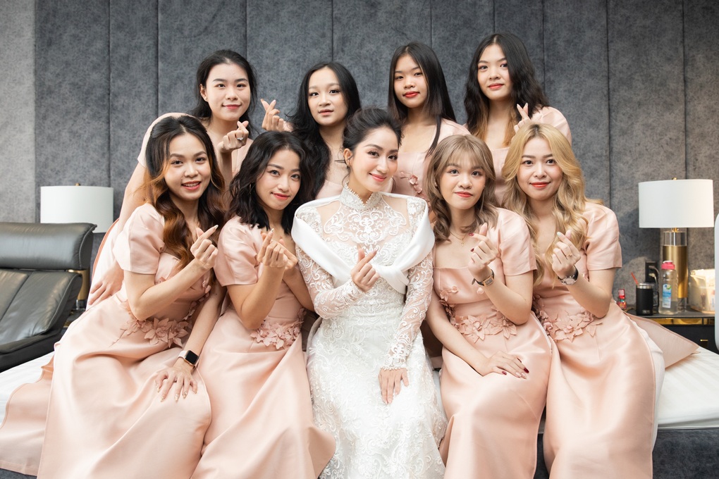 Khánh Thi bật khóc khi bà ngoại Phan Hiển tuyên bố xúc động trong lễ cưới - 6 Khánh Thi bật khóc khi bà ngoại Phan Hiển tuyên bố xúc động trong lễ cưới - 6