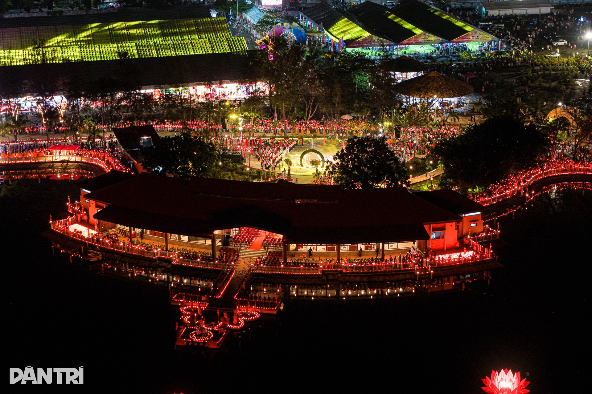 12.000 người cầu nguyện cho hòa bình thế giới ở lễ thả hoa đăng Vesak 2025 - 2