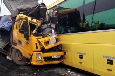 Xe khách "đấu đầu" xe tải, người dân phá cửa xe cứu 2 tài xế kẹt trong cabin