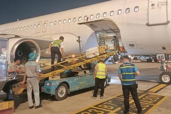 Những kiện hàng hỗ trợ vùng lũ đầu tiên trên chuyến bay của Vietnam Airlines đã đến Huế