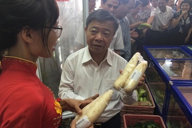 Ông Võ Kim Cự lo đồ ăn sạch cho dân