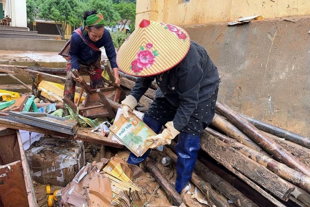 Bão lũ dồn dập: Sách vở con hỏng hết rồi, quần áo cũng không còn nữa... - 3 Bão lũ dồn dập: Sách vở con hỏng hết rồi, quần áo cũng không còn nữa... - 3