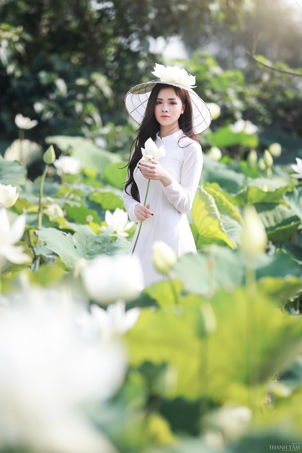 Nữ sinh trường Báo gợi cảm hút hồn bên hoa sen trắng - 10 Nữ sinh trường Báo gợi cảm hút hồn bên hoa sen trắng - 10