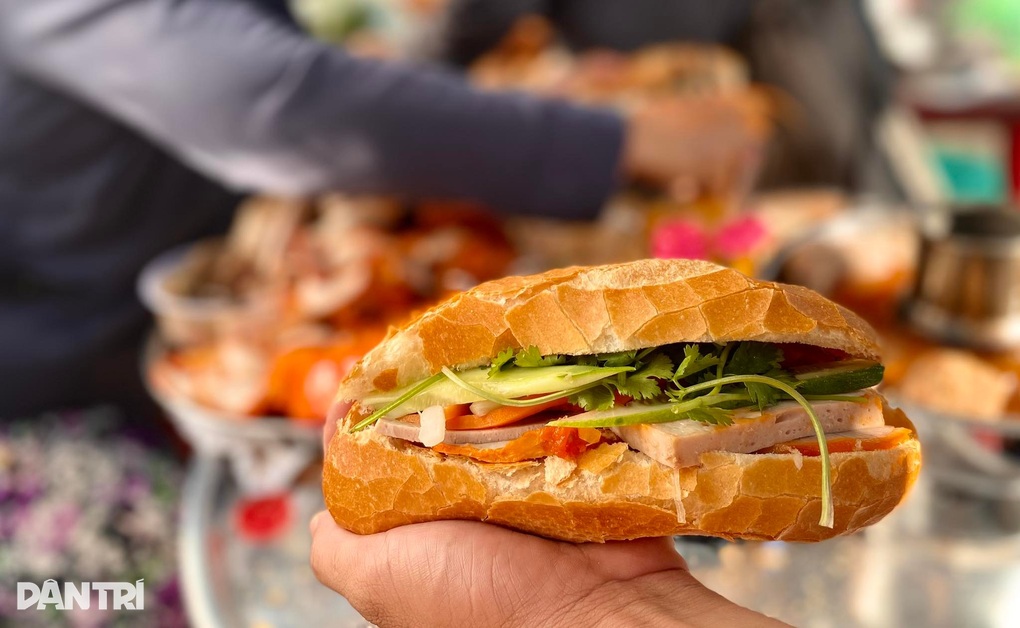 Mâm bánh mì có tên lạ xíu mại cù lao núp góc chợ, bán vèo 200 cái ở TPHCM - 4 Mâm bánh mì có tên lạ xíu mại cù lao núp góc chợ, bán vèo 200 cái ở TPHCM - 4