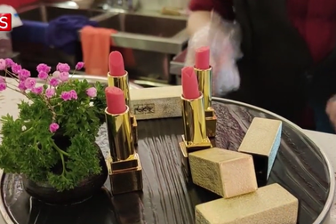 Quán lẩu "hút" khách nườm nượp nhờ món bánh son môi "có một không hai"