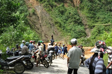 Nhọc nhằn chở Tết lên non